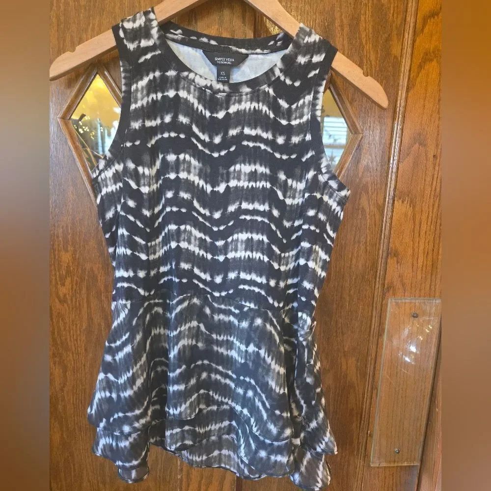 Simply Vera Vera Wang Black and White Sleeveless Blouse